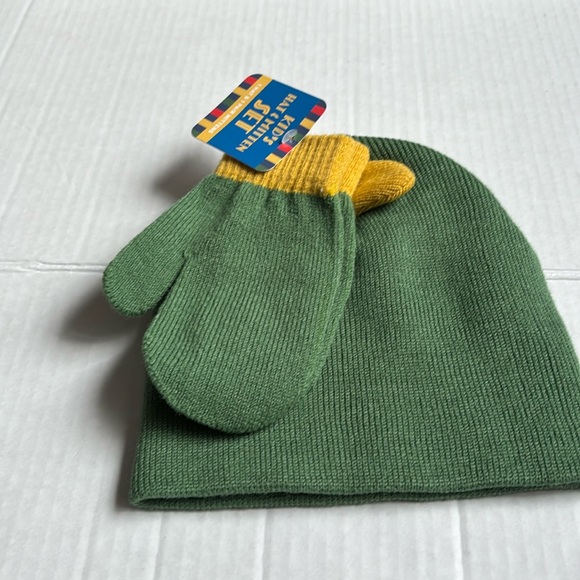 Kids green & yellow dinosaur themed hat & mittens set - Picture 2 of 7